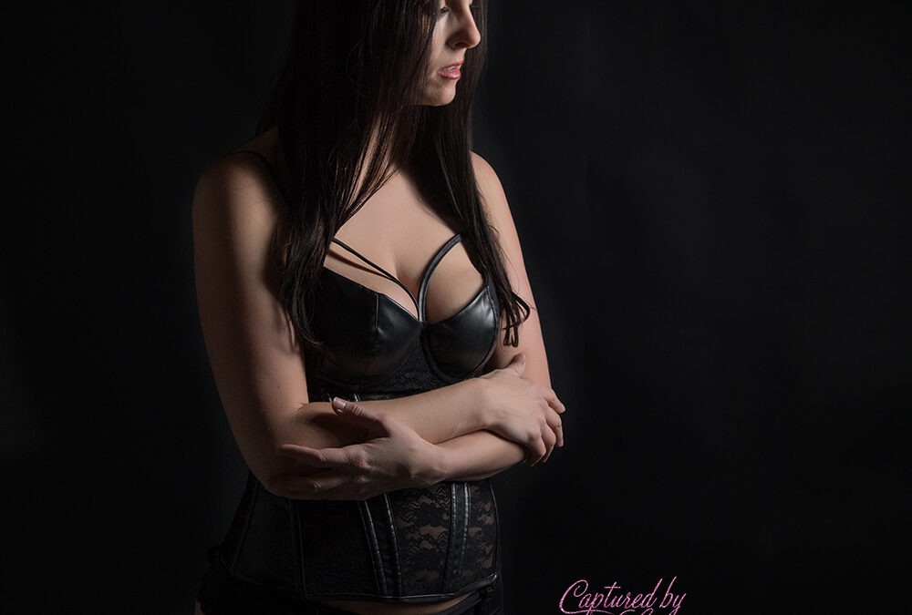 https://boudoir.capturedbylorraine.com/wp-content/uploads/2019/04/Woodstock-Il-boudoir-photography-1000x675.jpg